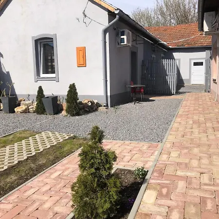 Konukevi Harom Tarka Macska 3*