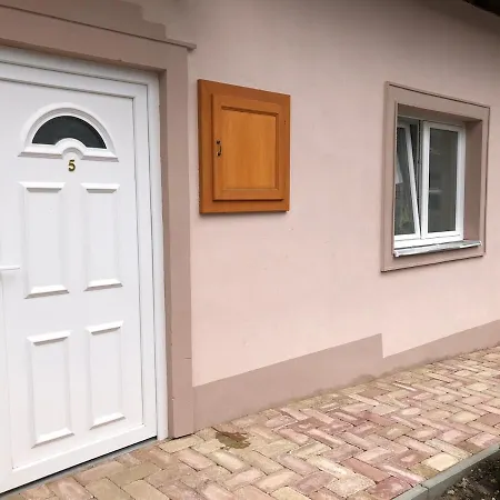 Konukevi Harom Tarka Macska