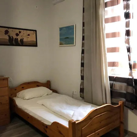 Harom Tarka Macska Konukevi